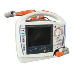 Nihon Kohden Cardiolife Defibrillator TEC-8322,  ohne Pacer, mit 2 Multikonnektoren